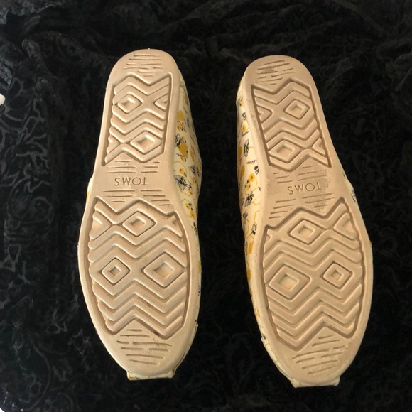 TOMS Womens Yellow and Cream Bee Pattern Slippers - Picture 5 of 7